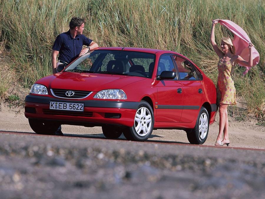  Toyota Avensis Hatchback 2000 года  (фото 2 из 5)